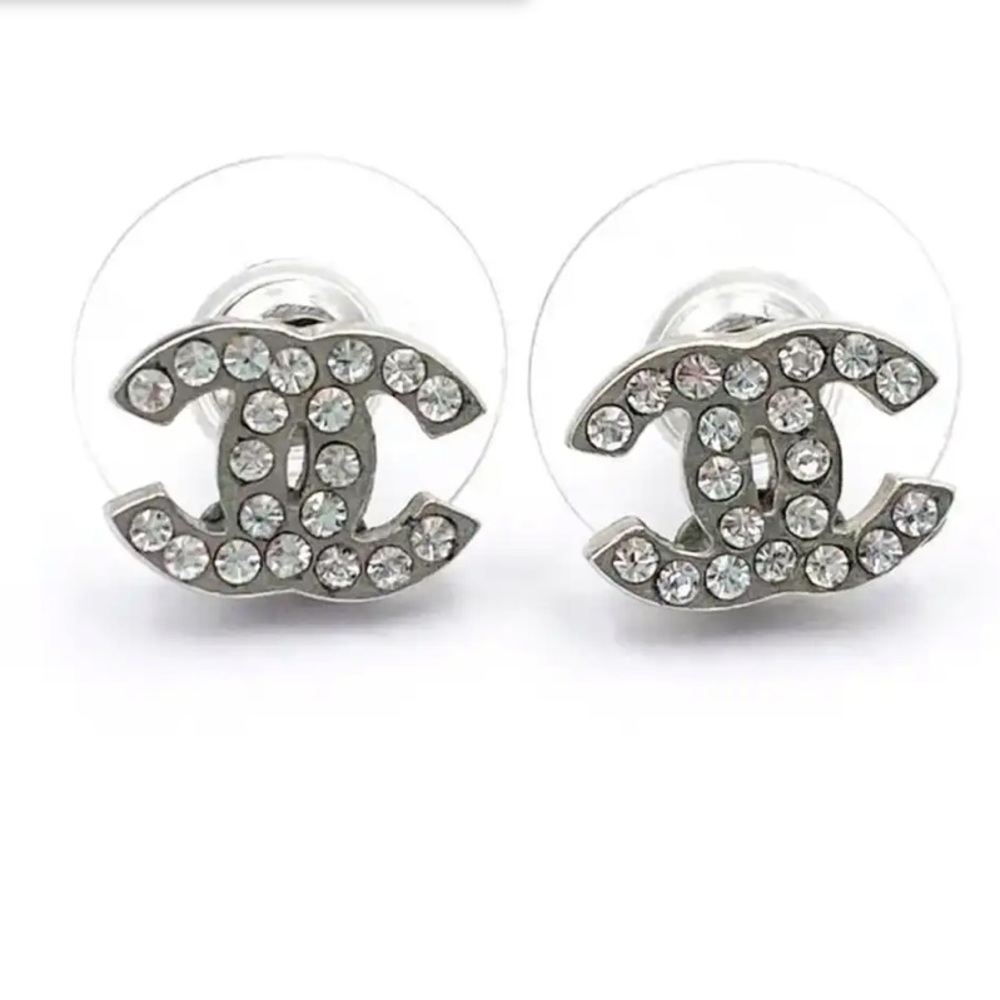 CHANEL CC LOGO CRYSTAL STUD EARRINGS SILVER.